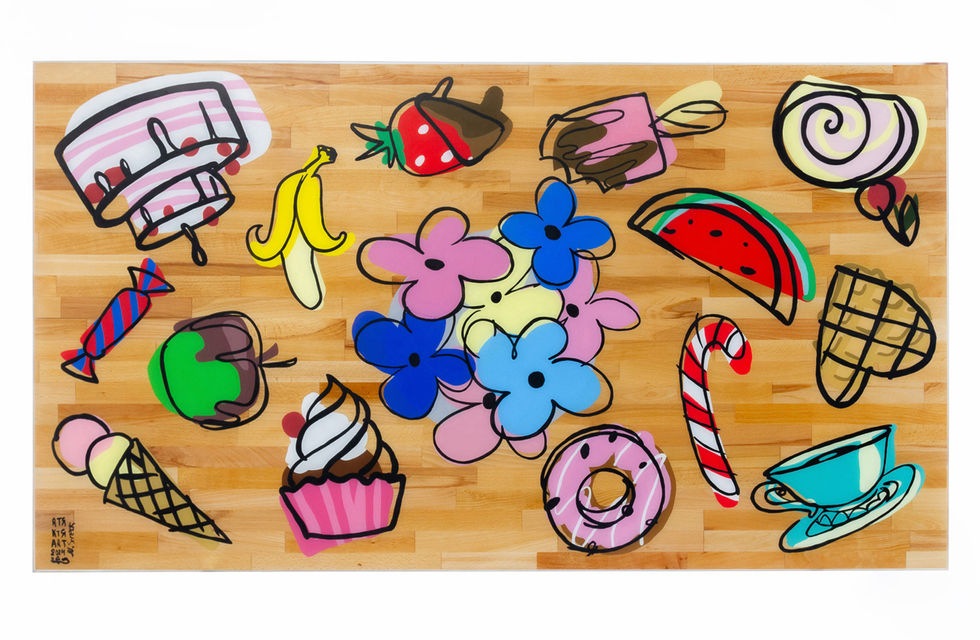 Bunter Tisch mit Comic-Süßigkeiten-Design aus Buche, versiegelt mit Epoxidharz – ideal für Dessert-Runden