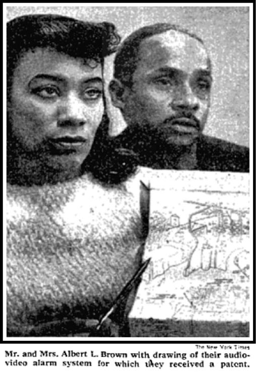 Marie y Albert Brown posando junto al dibujo de su sistema de seguridad.