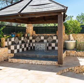 Outdoor barbecue area at a villa in Galé, Albufeira.