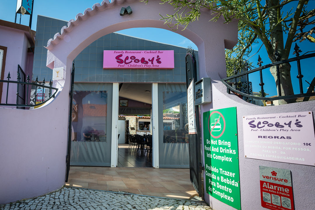 Entrance to Scooby’s Swimming Pool Bar in Galé, Albufeira.