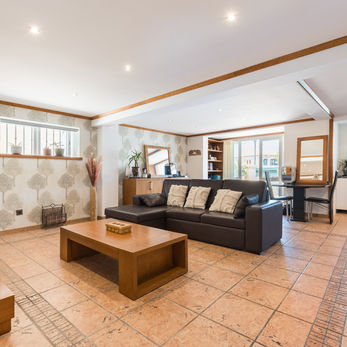 Large bright living room inside a villa in Galé, Albufeira.