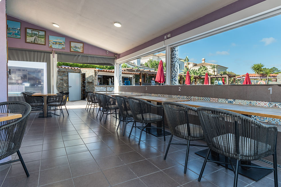 Área de estar interna do restaurante com vista para a piscina no Scooby's.