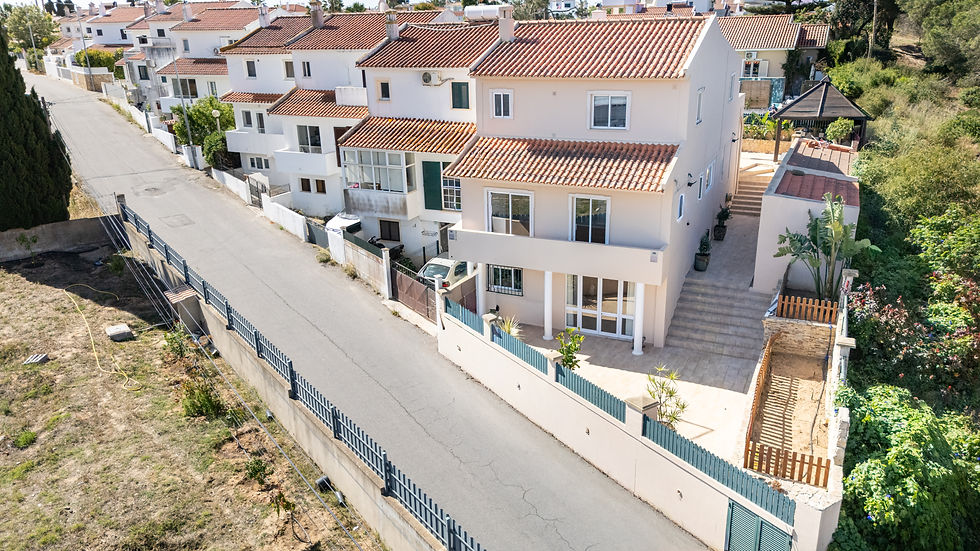 Vista aérea de uma moradia Divine Home na Galé, Albufeira.