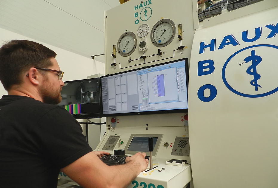 HAUX-LIFE-SUPPORT_jobs_career_control_station_1_min.jpeg
