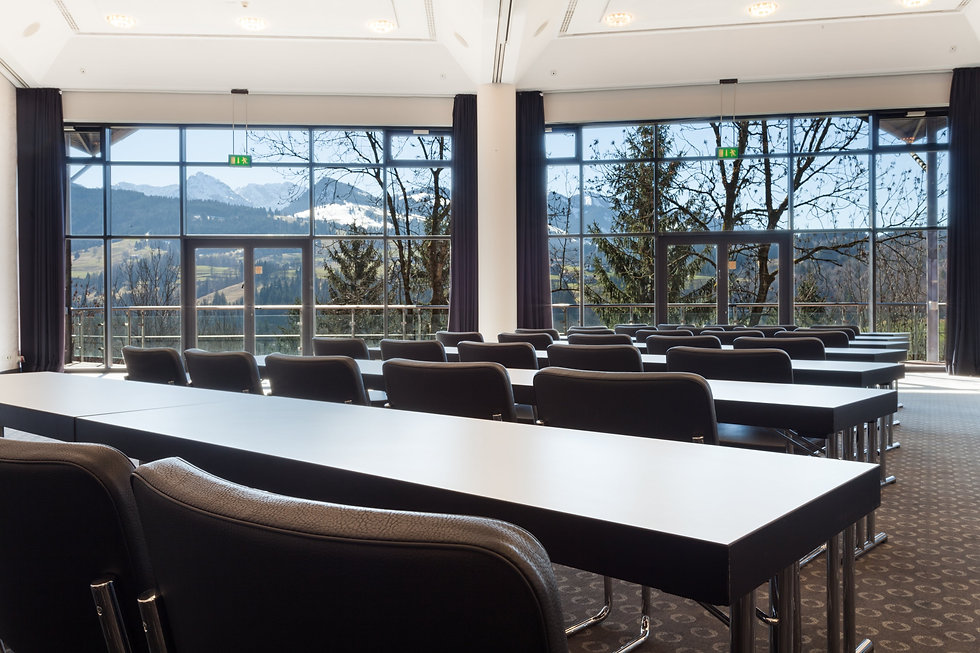 Saal mit Bergblick-min.jpeg
