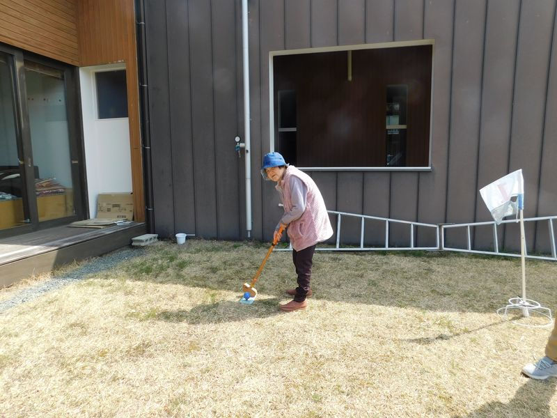 天気の良い日は外に出て身体を動かします