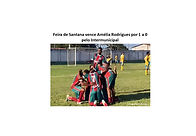 A seleção de Feira de Santana conquistou uma importante vitória no Campeonato Intermunicipal de Futebol Amador neste domingo (23). 

Jogando contra Amélia Rodrigues, no Estádio Municipal Francisco Gonçalves, em São Gonçalo dos Campos, a equipe feirense venceu por 1 a 0, em uma partida marcada pelo equilíbrio e pela disposição dos atletas. O gol da vitória foi marcado pelo lateral-esquerdo Danilo Santos, que garantiu o triunfo de Feira de Santana e fez a alegria da torcida.

Com 1 empate e 1 vitória, a seleção feirense tem 66.67% de aproveitamento, soma 4 pontos e alcança a segunda colocação do Grupo 6 da competição. A pontuação é a mesma da seleção de Anguera, que empatou em 0 a 0 com Santanópolis nesta rodada; contudo, Anguera lidera o grupo pelo critério de saldo de gols, possuindo um gol a mais que o time de Feira de Santana.

Com o resultado positivo, a seleção de Feira de Santana volta suas atenções agora para o próximo compromisso no Intermunicipal. No domingo (30), a equipe volta a campo para enfrentar o selecionado de Anguera, às 15h00, no Estádio Municipal Joselito Vieira Neves, o popular Zelitão. A expectativa é de mais um confronto importante para a campanha feirense na competição. 

Feira de Santana 1 x 0 Amélia Rodrigues
Estádio Municipal Francisco Gonçalves, em São Gonçalo dos Campos - Bahia
Gol: Danilo Santos (Feira de Santana)
Foto: Gil Batista
