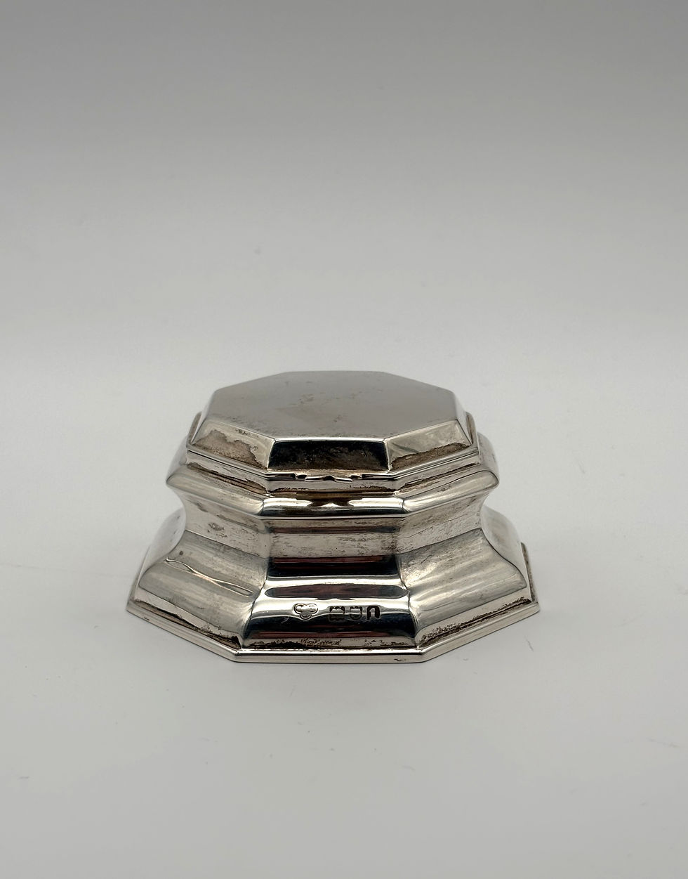 A hallmarked silver octagonal inkwell, Goldsmiths and Silversmiths Company LTD