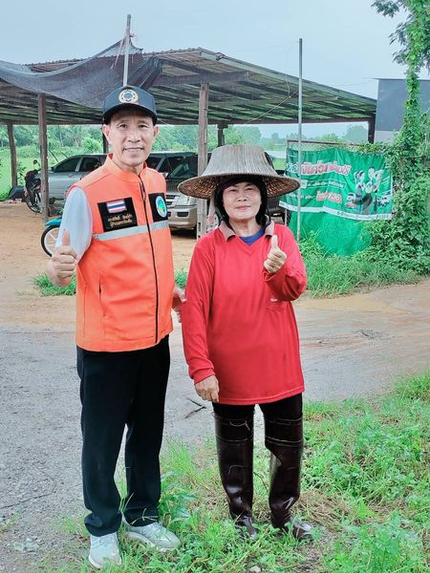 ลงพื้นที่สำรวจน้ำท่วมขัง โดยการกำจัดวัชพืชที่กีดขวางทางน้ำ เพื่อเปิดทางน้ำป้องกันน้ำไหลหลากและท่วมพื้นที่การเกษตรของราษฎร