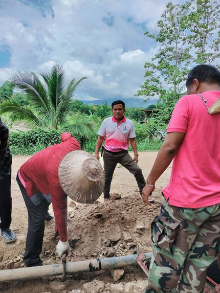 พนักงานกองช่าง ช่วยกันรื้อท่อประปาภูเขา ท่อเหล็กขนาด 3 นิ้ว ออกจากฮ่อมปันนางถึงสามแยกจำบอน