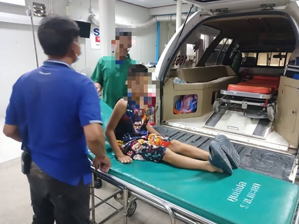 นำรถฉุกเฉินพร้อมเจ้าหน้าที่ตรวจสอบ เบื้องต้นมีผู้ป่วยฉุกเฉิน 1 ราย เป็นชาย อายุ 8 ปี ที่อยู่หมู่ที่ 6 ตำบลบ้านสาง เล่นน้ำยาล้างห้องน้ำ มีอาการหายใจฝืดแน่นหน้าอก