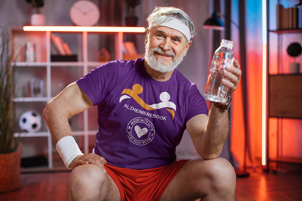 idoso com a camisa made with love se hidratando após malhar