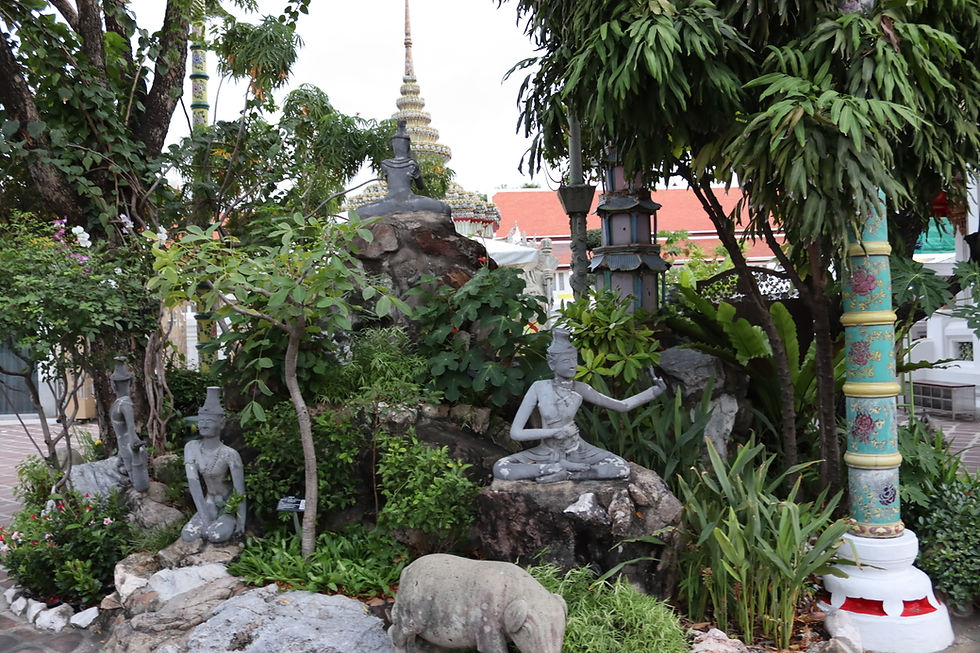 Zöld kert békés környezetben szobrokkal sziklákkal