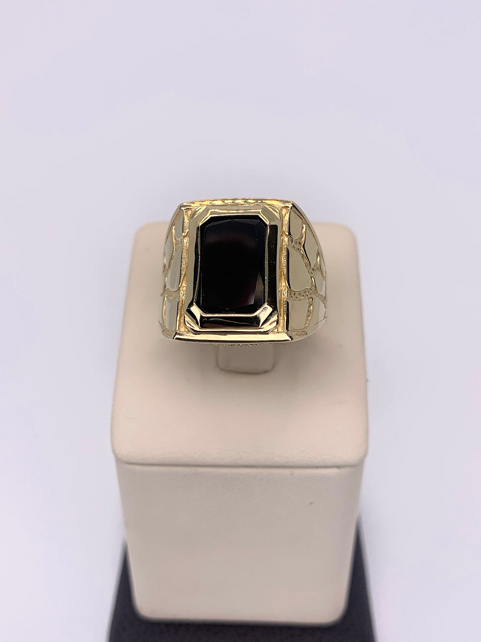 Nuggets ring with onix stone 14k, size 10 1/2