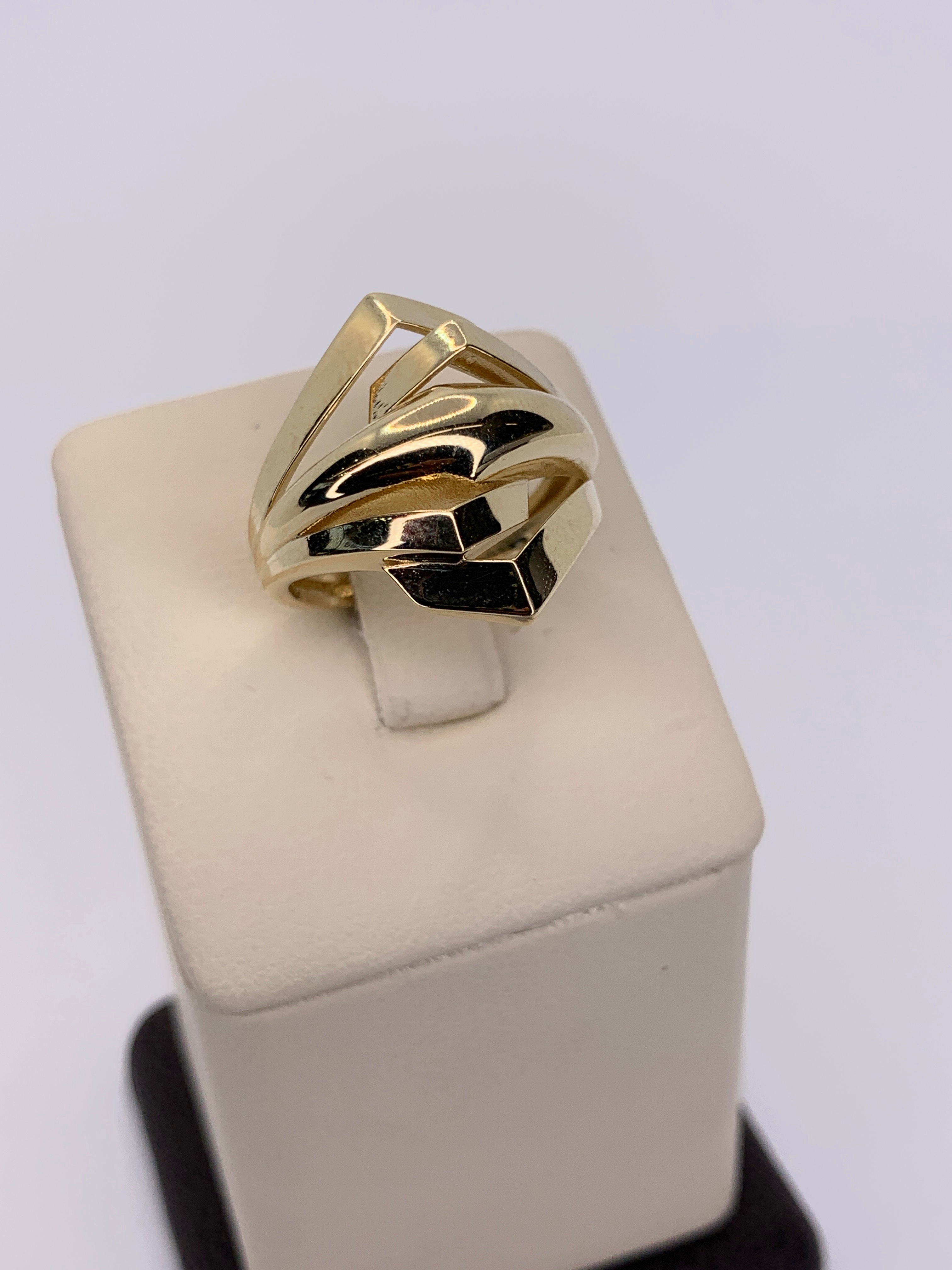 Beautiful modern ring 14k, size 7
