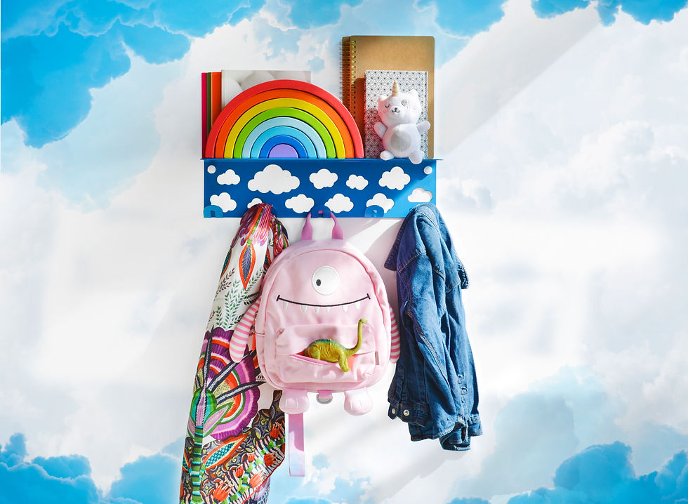 Miniatura: Appendiabiti da parete per bambini con mensola galleggiante e sfondo nuvola