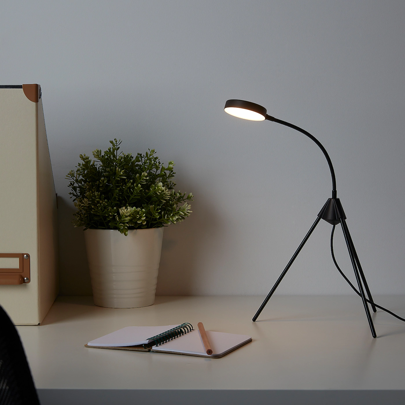 TRETTIOTRE
LED table lamp, black