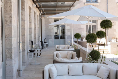 L'agréable terrasse du Fleur de Loire qui permet de voir toute la ville de Blois et la Loire