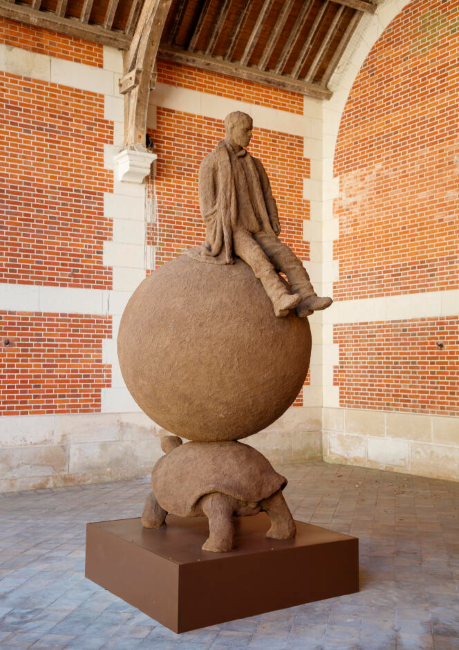 "Le locataire," a sculpture by Gloria Friedmann, exhibited during the 2024 edition of the Saison des Arts at Domaine de Chaumont