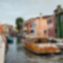 Découverte en bateau des canaux de Burano, un voyage Hiddenist à Venise
