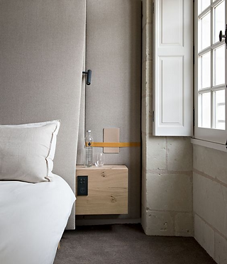 La décoration des chambres de Fontevraud L'Hotel aux matériaux nobles comme le bois et la laine