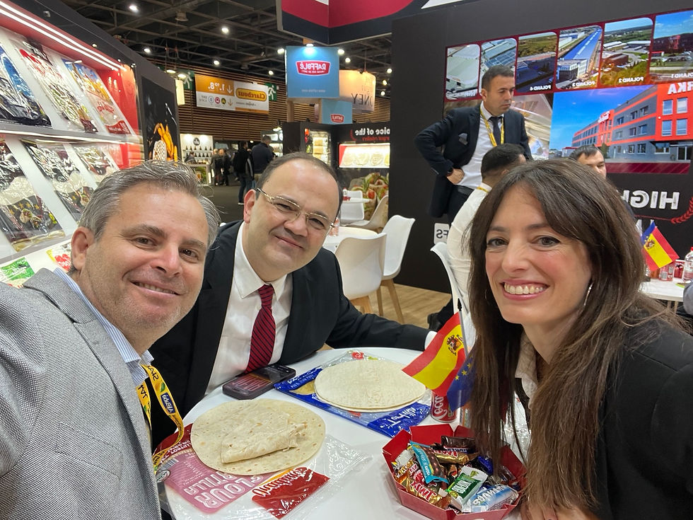 Moshe Hershko meeting an industry professional at an olive oil exhibition stand