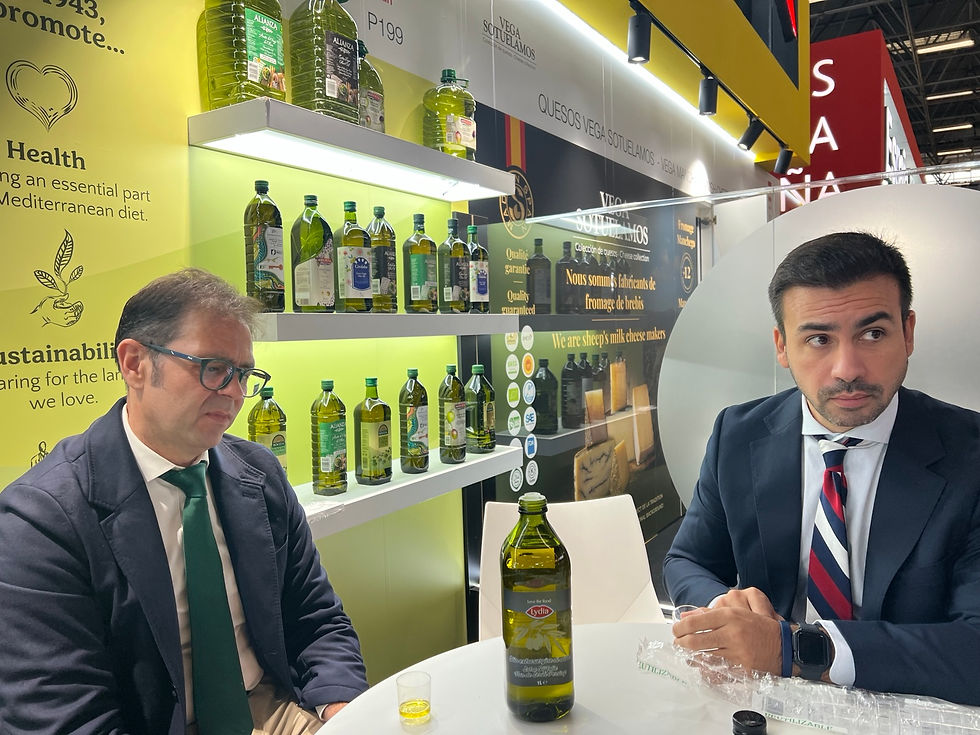 LUNI representative meeting food industry professionals and viewing tortilla products