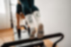 Person, die an einem Reformer trainiert mit Fokus auf Pilates Socken