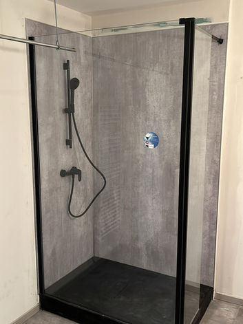 Douche moderne encastrée, noir mat, design élégant