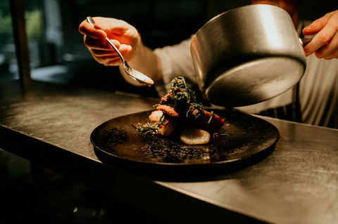 Preparation of a dish about to be served