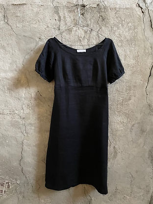 tailored made linen dress in black with puffy sleeves and empire silhouette long to the knee