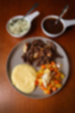 Carne de sol acebolada com queijo coalho assado