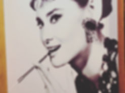 Salvatore Di Vita é um cineasta bem-sucedido que vive em Roma. Um dia ele recebe um telefonema de sua mãe avisando que Alfredo está morto. A menção deste nome traz lembranças de sua infância e, principalmente, do Cinema Paradiso, para onde Salvatore, então chamado de Totó, fugia sempre que podia, depois que terminava a missa (ele era coroinha). No começo, ele costumava espreitar as projeções através das cortinas do cinema, que o padre via primeiro para censurar as imagens que possuíam beijos, e fazia companhia a Alfredo, o projecionista. Foi ali que Totó aprendeu a amar o cinema. Após um caso de amor frustrado com Elena, a filha do banqueiro da cidade, Totó deixa a cidade e vai para Roma, retornando somente trinta anos depois, por causa da morte de Alfredo. Ao final, o Novo Cinema Paradiso, já abandonado, acaba demolido pela prefeitura para construir um estacionamento. Voltando para Roma Totó assiste a uma fita com todas as imagens de beijo que o padre da cidade havia censurado e que