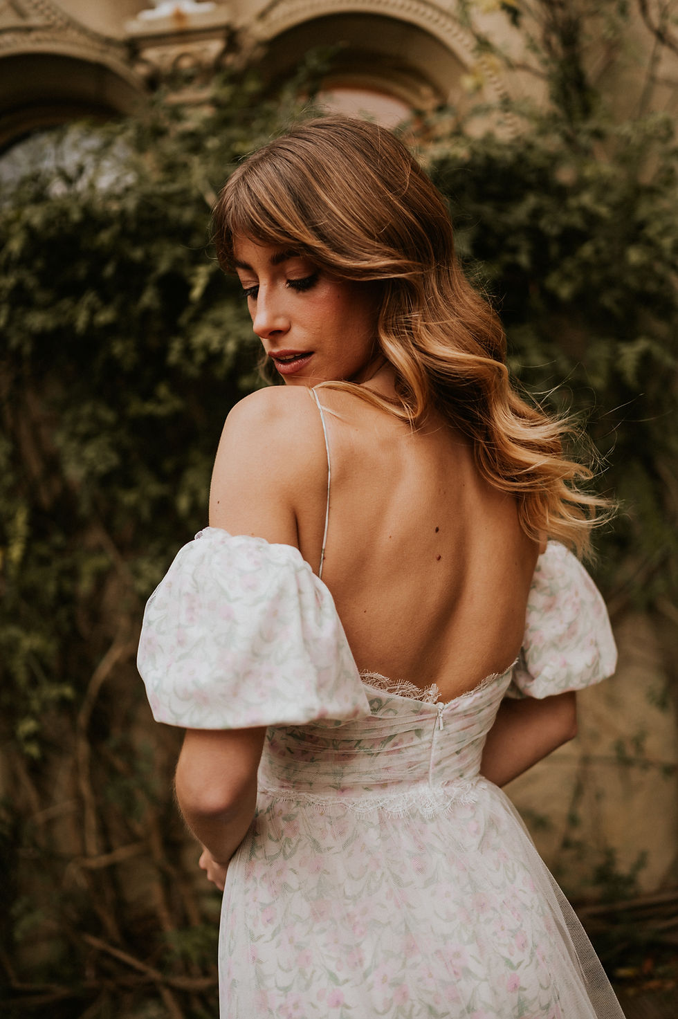 Miniatura: Back View of Romantic Floral Wedding Dress with Low Back Edged with Chantilly Lace and Sleeves