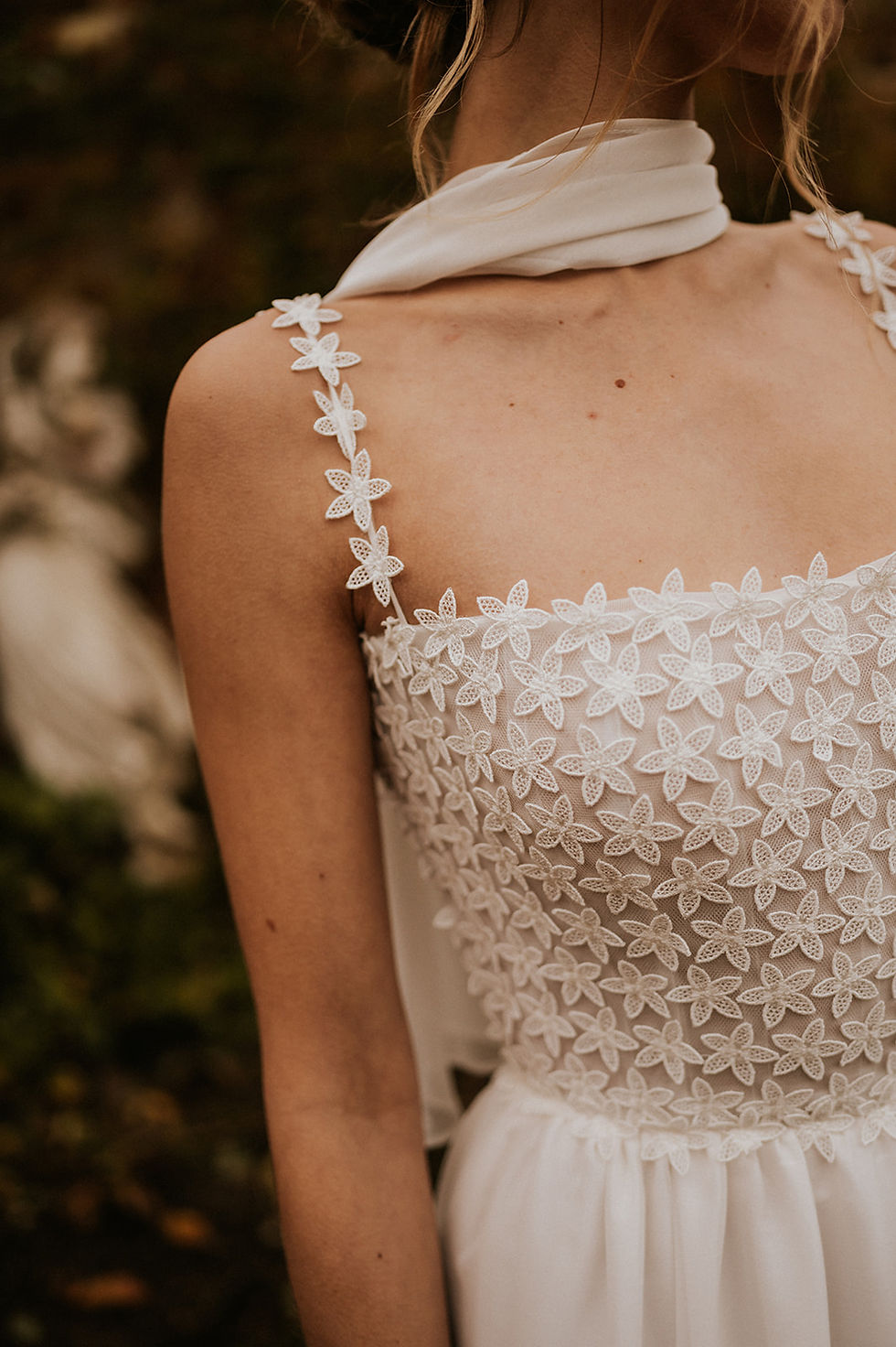 Miniatura: Detailed View of Structured Square Neck Corset with Floral Embroidery Wedding Dress and Flowers Straps