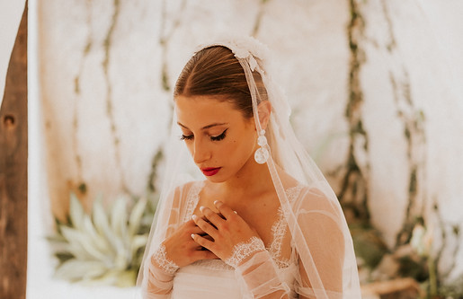 Mariée portant la robe de mariée en tulle Sangrada avec fleurs 3D, jupe trapèze et décolleté carré
