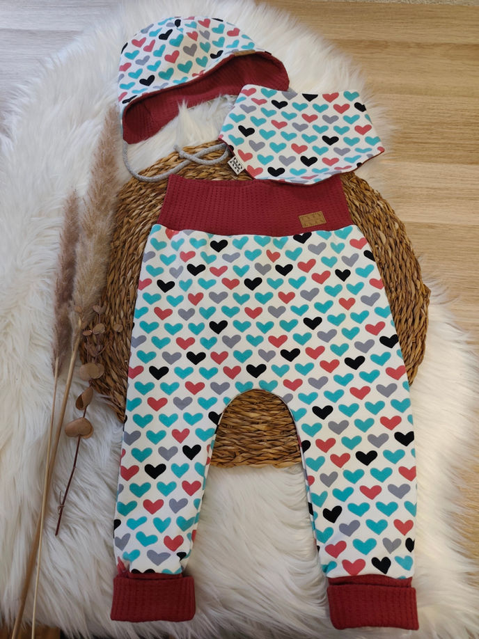Babygeschenksset aus Pumphose, Halstuch & Hipsterbeanie mit bunten Herzen.