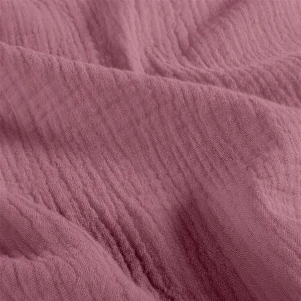 Nahaufnahme von crinkled Musselinstoff in Altbeere, leicht faltig und strukturiert.