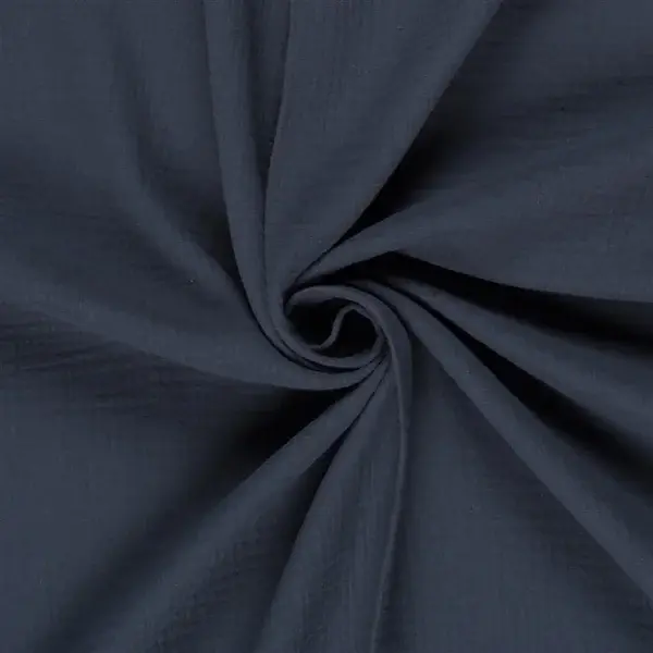 Dunkelblauer, einfarbiger Stoff mit sanften Falten und glatter Oberfläche.