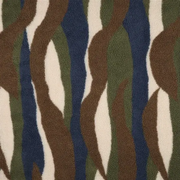Camouflage-Stoff mit vertikalen Streifen in Braun, Grün, Blau und Creme.