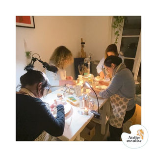 Dans l'atelier découverte de céramique, nous avons abordé toutes les techniques de modelage : le pincé, la plaque, les colombins pour réaliser un pot pour vos bougies parfumées