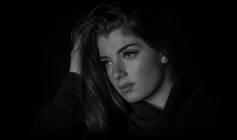 Photographie portrait d'une jeune femme posant en studio