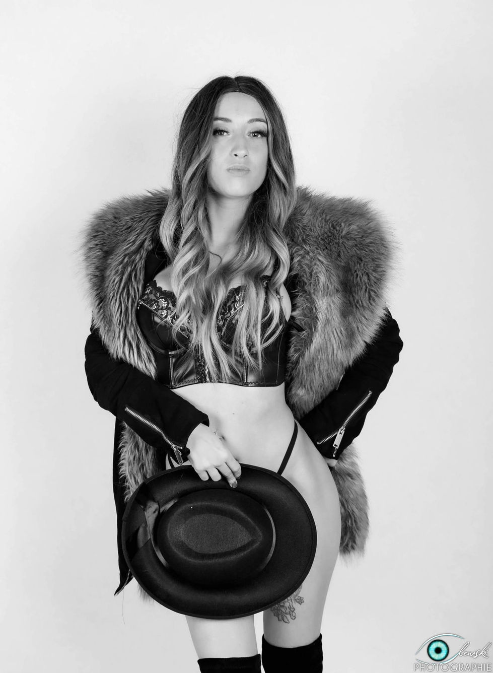 Photographie portrait noir et blanc d'une femme en lingerie