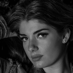 Photographie portrait d'une jeune femme posant en studio