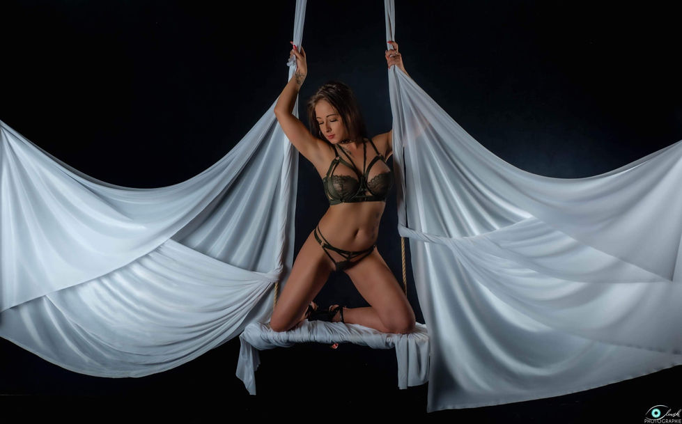 Photographie portrait acrobatie aérienne artistique d'une femme sur un cerceau suspendu