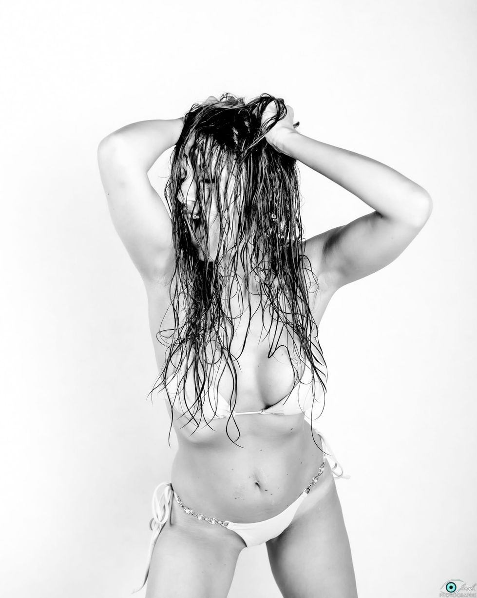Photographie portrait noir et blanc d'une femme en lingerie