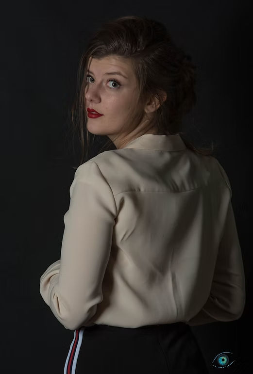 Photographie portrait d'une jeune femme posant en studio