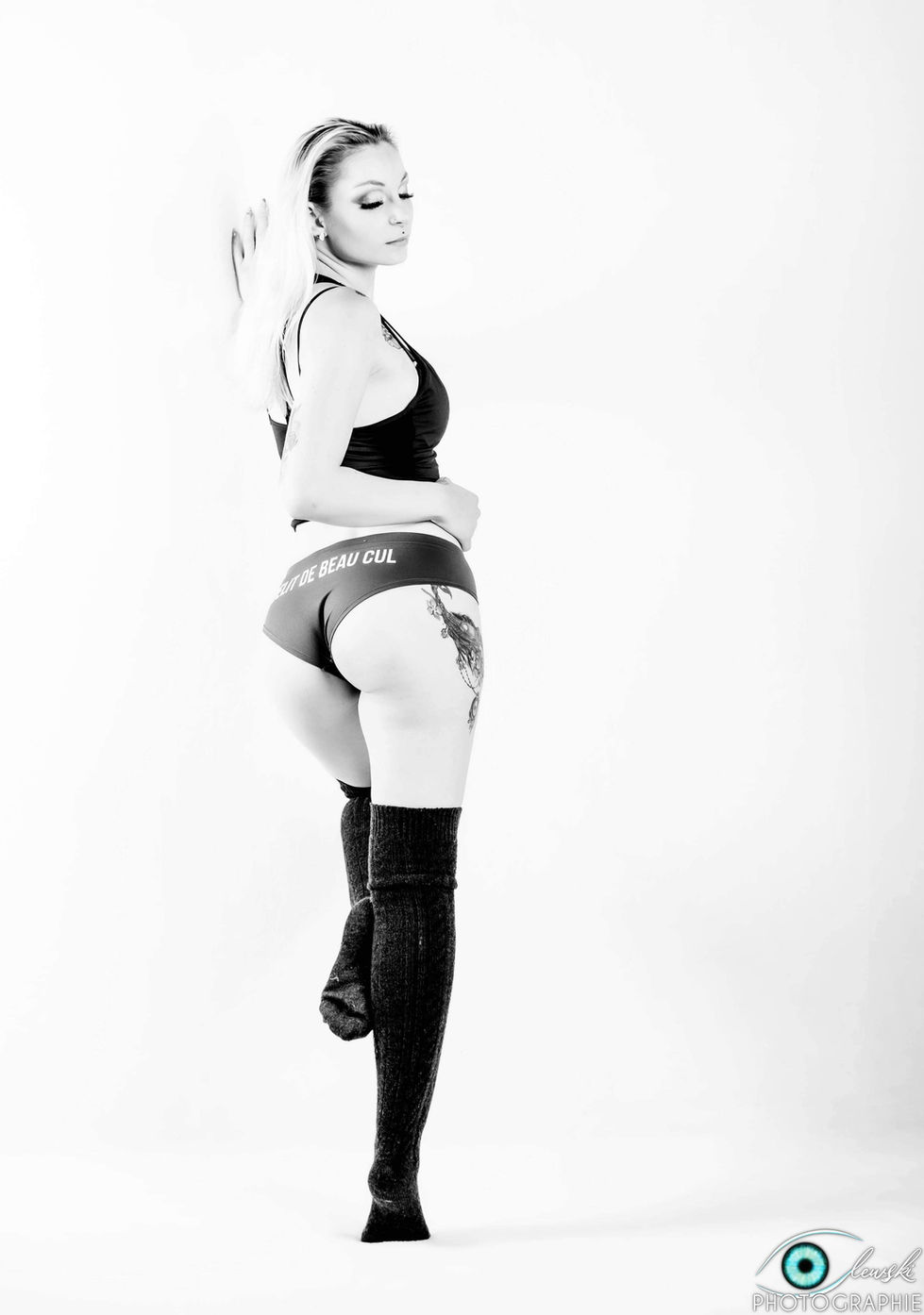 Photographie portrait noir et blanc d'une femme en lingerie