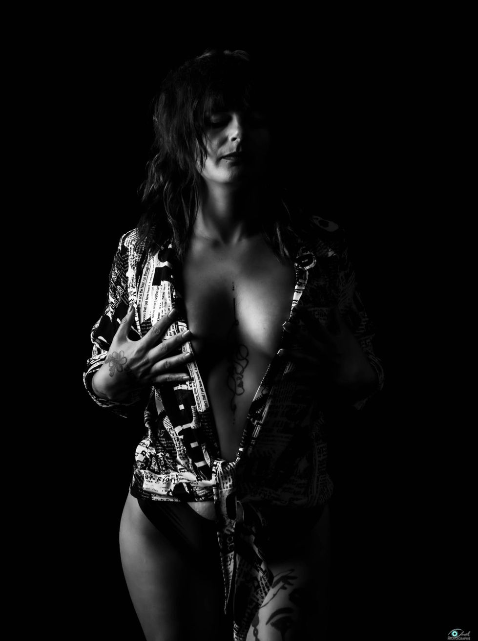 Photographie portrait glamour d'une jeune femme posant en studio