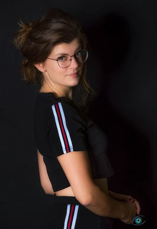 Photographie portrait d'une jeune femme posant en studio